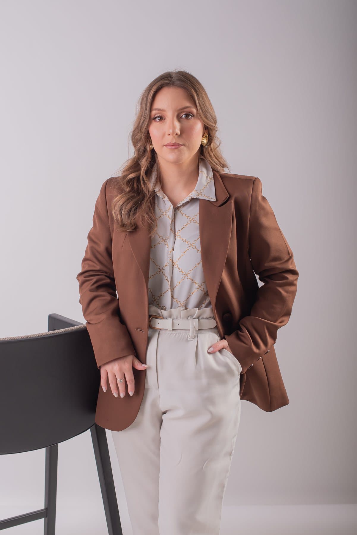 Gabriela Melcunas, advogada, de blazer marrom