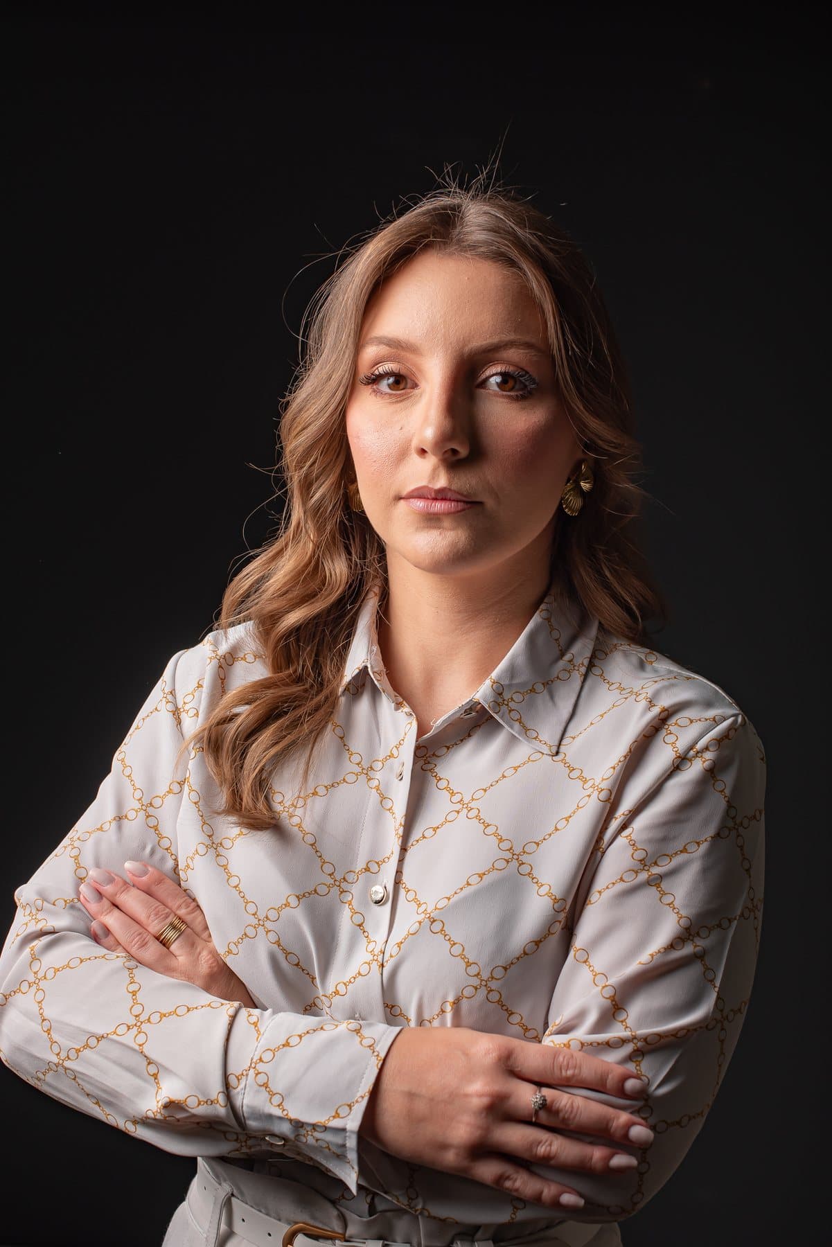 Retrato de Gabriela Melcunas em fundo escuro